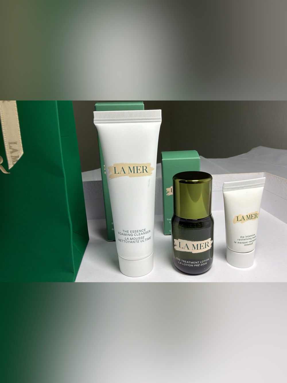 New,unused La Mer Mini Skincare Gift Set with small gift bag - Picture 2 of 3